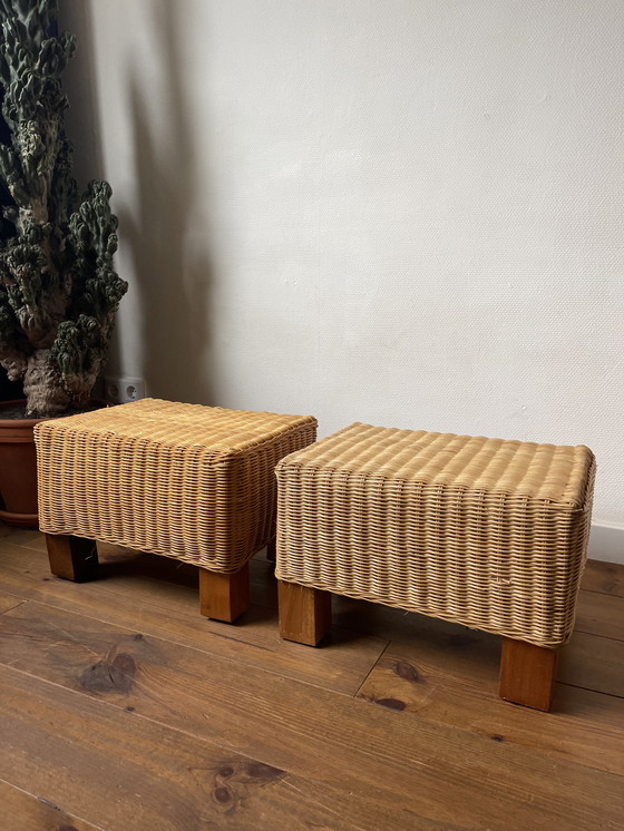 Image 1 of Set di 2 poggiapiedi vintage in rattan
