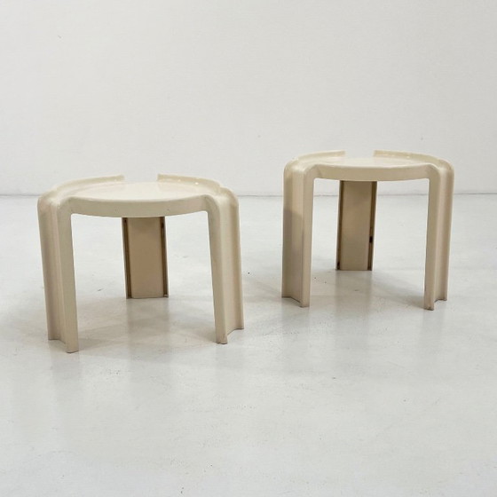 Image 1 of Een paar witte bijzettafels van Giotto Stoppino voor Kartell, jaren 70.