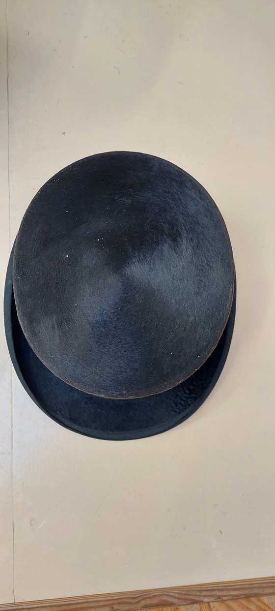 Image 1 of Antieke hoedendoos met inhoud