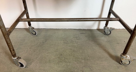 Image 1 of Vintage industriële werktafel op wielen, jaren 60