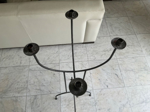 2 chandeliers sur pied en fer forgé