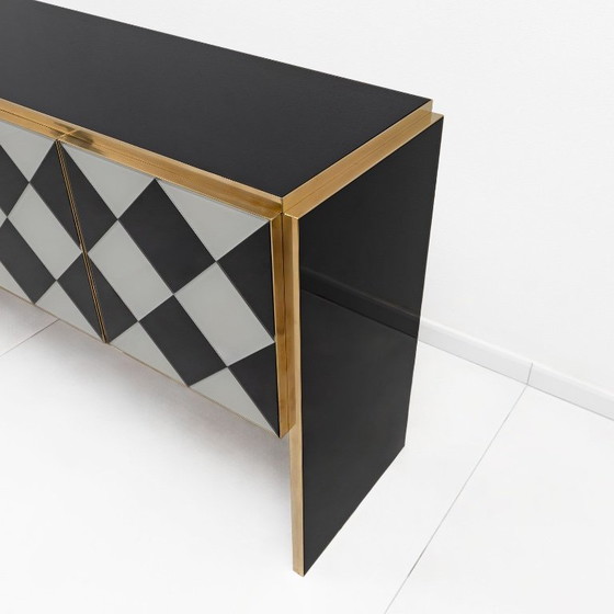 Dressoirs met wit en zwart ruitpatroon en messing details, Glas, Modern (foto 3 van 6)