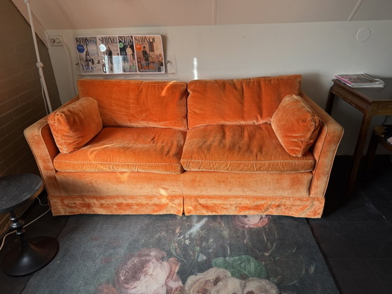Image 1 of Canapé 2 places en velours orange avec coussins garnis de duvet