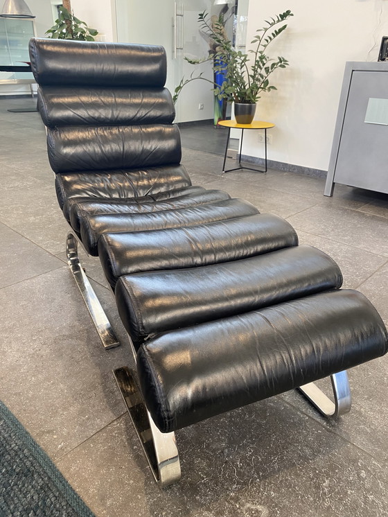 Image 1 of Poltrona lounge di design in legno nero con hocker