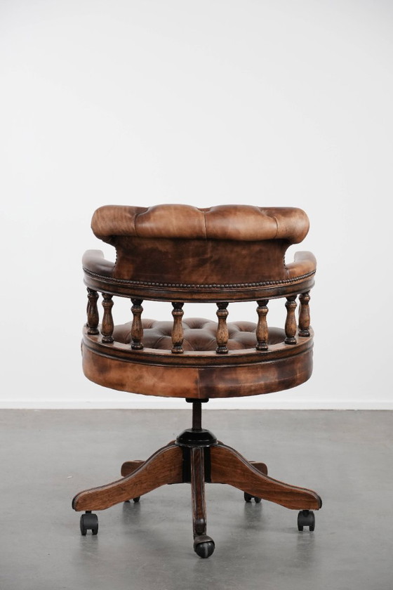 Image 1 of Cognac kleurige rundleren chesterfield bureaustoel/ captains chair in Engelse stijl