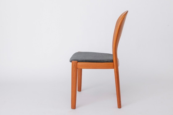 Image 1 of 4 van de 10 eetkamerstoelen van de Deense ontwerper Niels Koefoed (jaren 70)