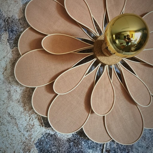 Wall-mounted flower, Marguerite model, 24 petals in rattan and linen (customizable shade)