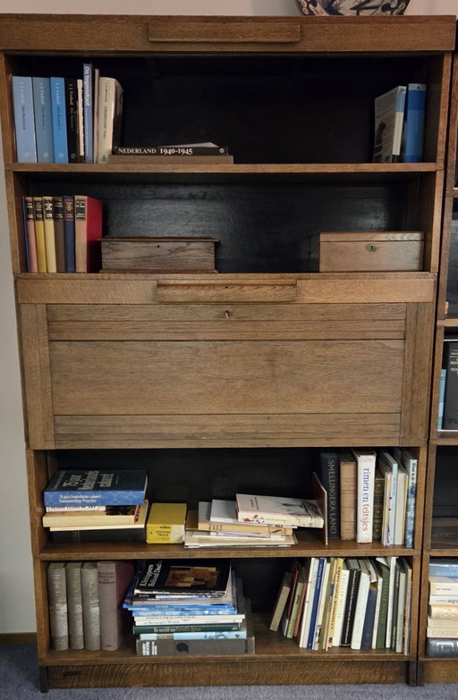Antieke boekenkast met secretaire/klepbureau en verlichting