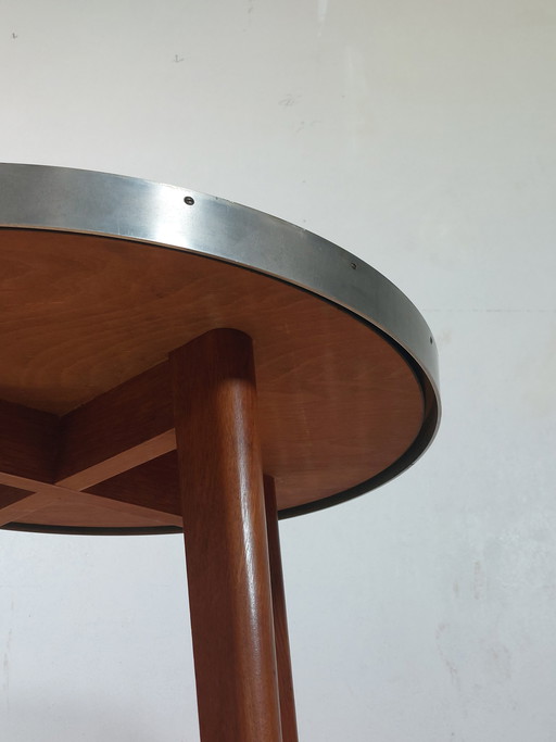 Vintage bijzettafel uit het midden van de vorige eeuw, van hout en metaal.