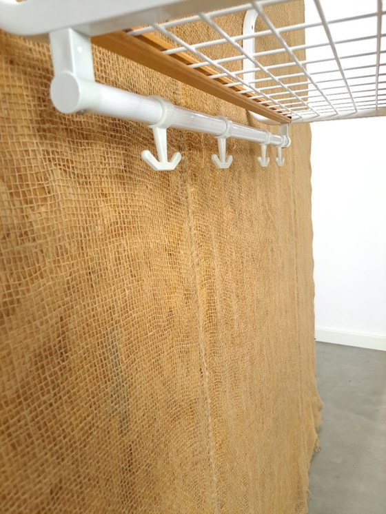 Image 1 of Porte-manteau mural Habo, fabriqué en Suède, blanc et bois, modèle n° 16.