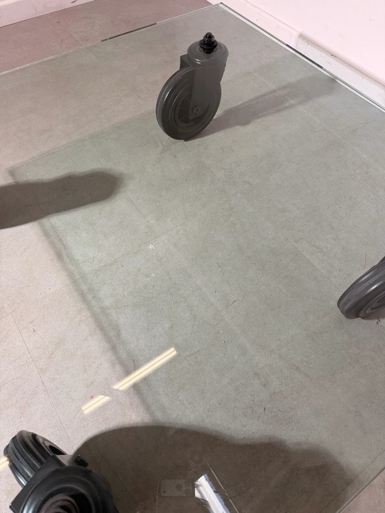 Gae Aulenti “Tavolo con Ruote” Table basse – Tables basses, Glass (photo 5 of 5)