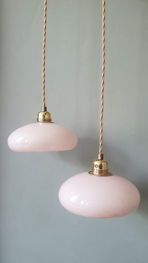 Juego de 2 lámparas colgantes Art Déco vintage de opalina rosa pastel.