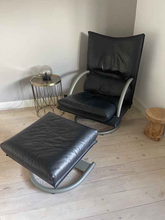 Image 1 of Poltrona e poggiapiedi Torino di Rolf Benz, in pelle nera.