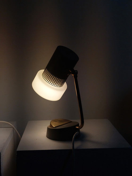 Image 1 of Lampade da tavolo vintage di metà secolo, lampade da comodino in vetro opalino e ottone