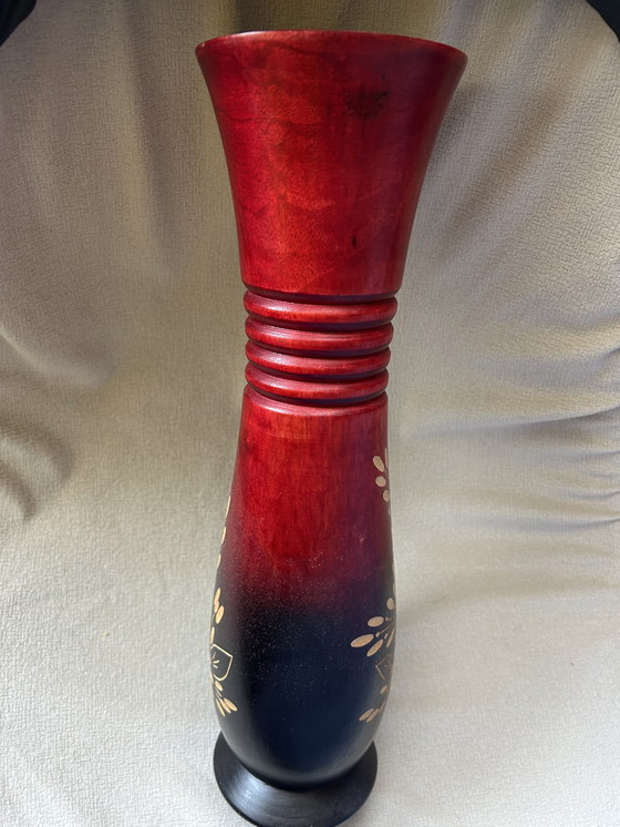 Image 1 of un vaso decorativo in legno di mango intagliato