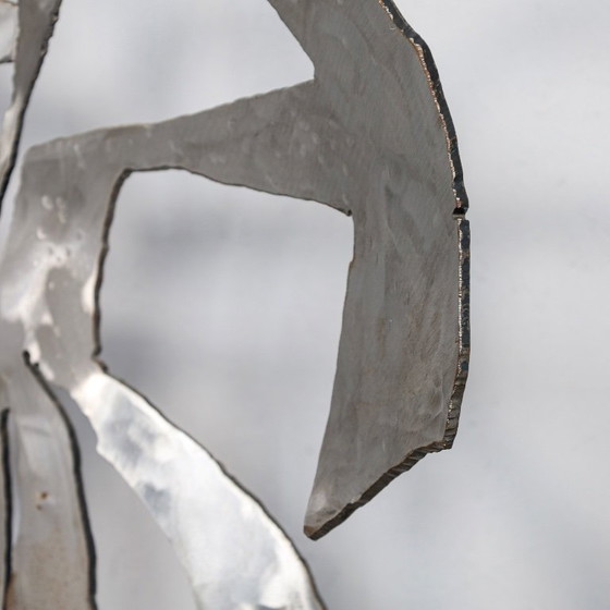 Image 1 of "Iris in een vaas" - Staande sculptuur van Petra Hartman, 2013