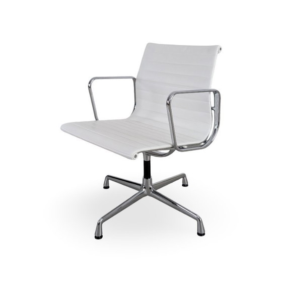 Image 1 of Sedia originale Vitra Charles & Ray Eames EA 108, in pelle, bianco/crema