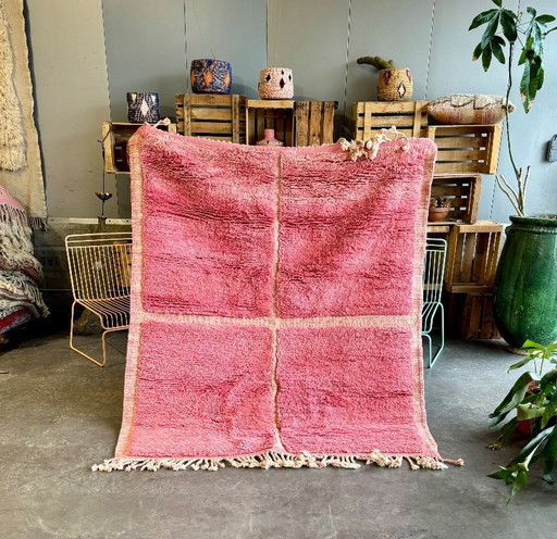 Tapis marocain Mrirt rose en laine 160x190 cm - Tapis bohème tissé à la main avec motif géométrique