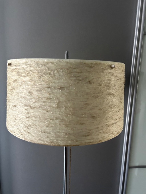 lampadaire chromé de style futuriste