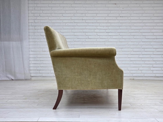 Image 1 of Divano a 3 posti danese degli anni '60, in velluto verde chiaro.