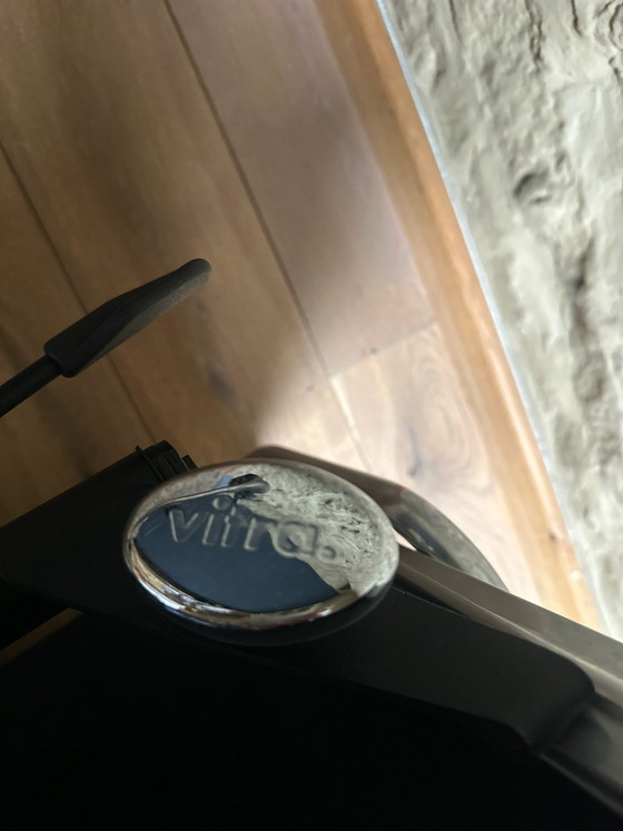 Sedia Vitra Eames Soft Pad in pelle nera (EA219) Prodotta in Norvegia, Sedie da ufficio, Alluminio, Nero (foto 2 di 8)