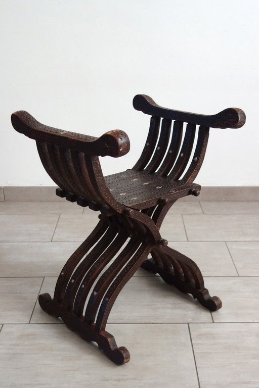 Sedia curule siriana noce e madreperla XIX secolo