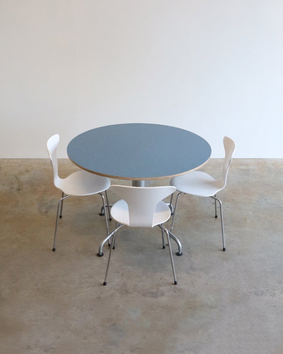 Image 1 of Tavolo rotondo vintage Fritz Hansen di Vico Magistretti