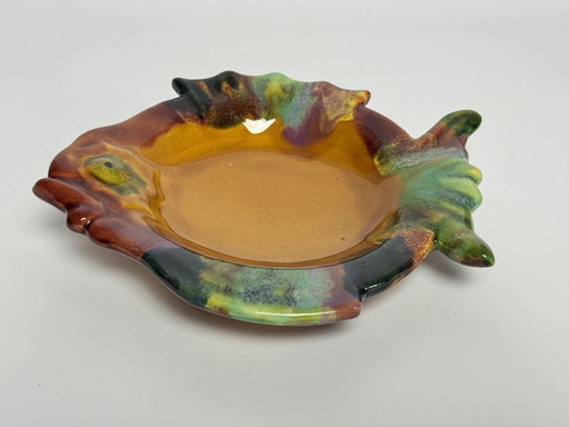 Plato de cerámica esmaltada en forma de pez, diseño de mediados de siglo, de Rosselló Vallauris. Francia, década de 1960.