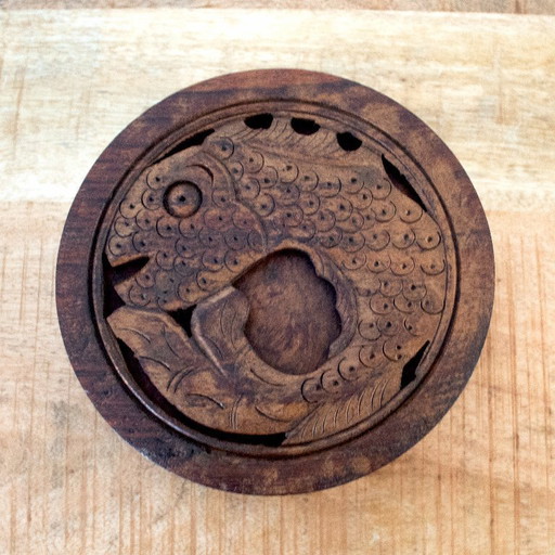 Runde Holzkiste in Form eines Fisches mit Blumenverzierungen