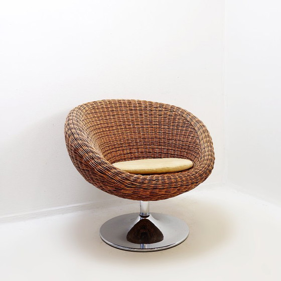 Image 1 of Paire de fauteuils pivotants en osier vintage