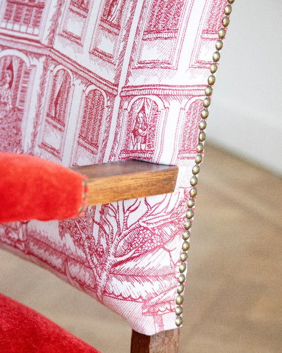 Image 1 of Fauteuil de style Louis XV – Velours mohair rouge – Imprimé café parisien