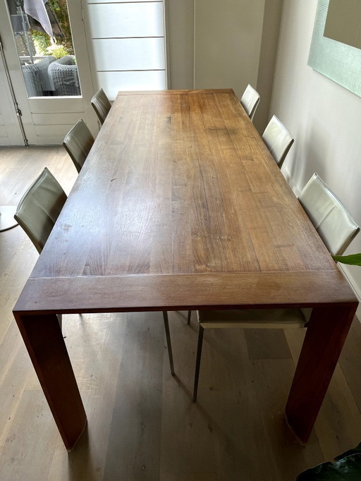 Table design Arco en noyer, 240cm de long, 90cm de large, 75cm de haut, usagée