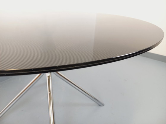 Image 1 of Vintage ronde eettafel van plexiglas, rookglasachtig materiaal en verchroomd metaal, in Space Age-stijl uit de jaren 70.