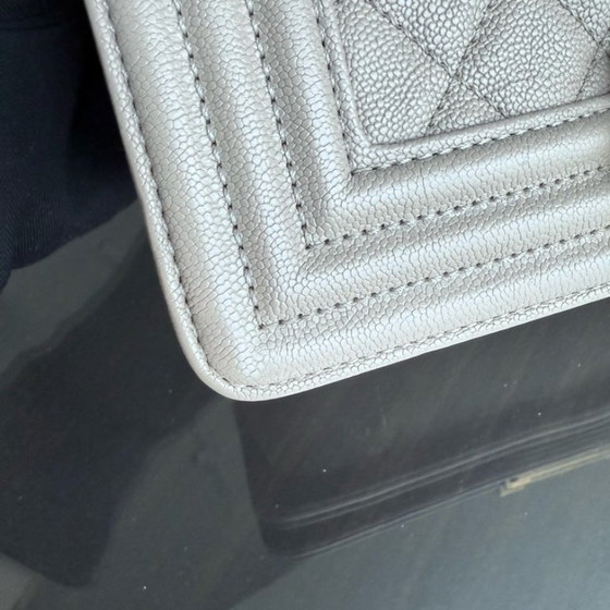 Image 1 of Chanel Boy Small - Caviar 20CM Gewatteerd generfd kalfsleer Grijs met gouden hardware Serie 27