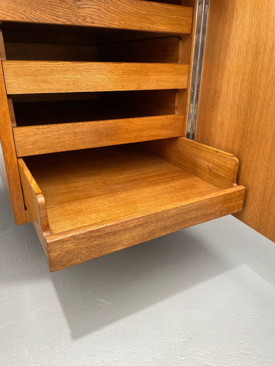 Image 1 of Bureau Bauhaus en noyer avec plateau rouge - Vintage Mid Century Design