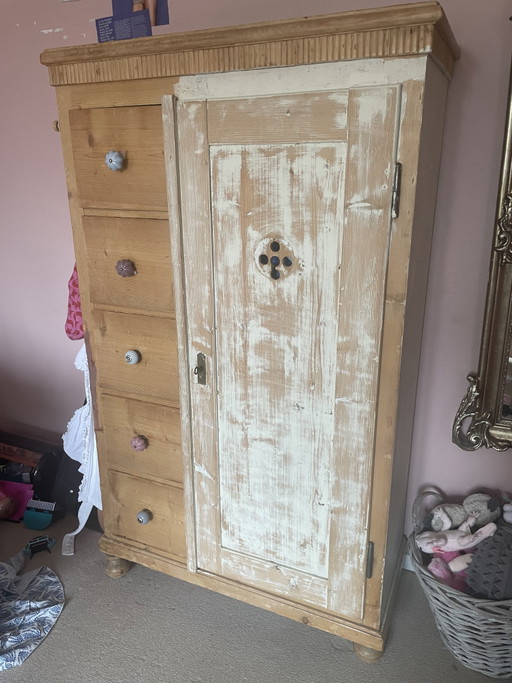 Auch ein alter Speckschrankrost ist vorhanden. – wandkast, Wood