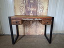Scrivania colorata, realizzata in legno di recupero, dimensioni 110x50 cm e altezza 78 cm.