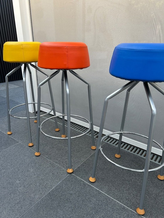3 taburetes de bar estilo Memphis. – Javier mariscal, Leather (photo 6 of 13)