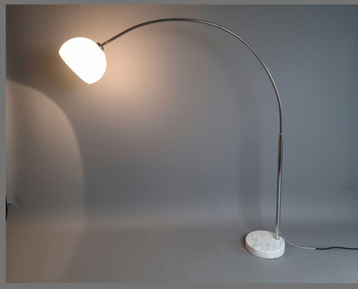 Chromen booglamp met witte marmeren voet – Space Age stijl