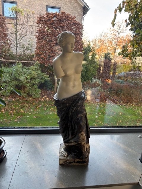 Marmorstatue aus zwei Marmorsorten