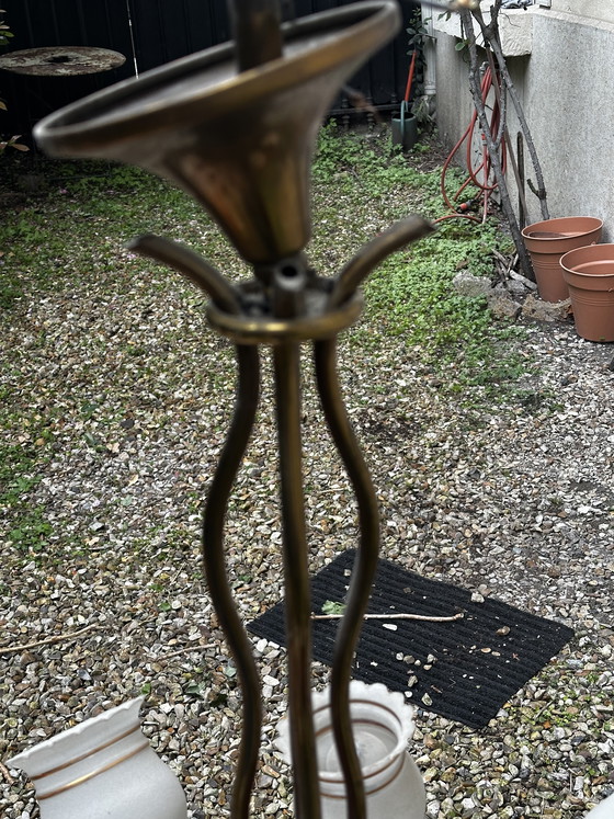 Image 1 of Lampadario vintage anni '50 a 8 bracci in ottone e vetro satinato bianco e oro.