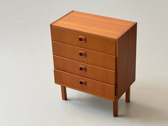 Image 1 of Cómoda de mediados de siglo con patas chapadas en teca, década de 1960.