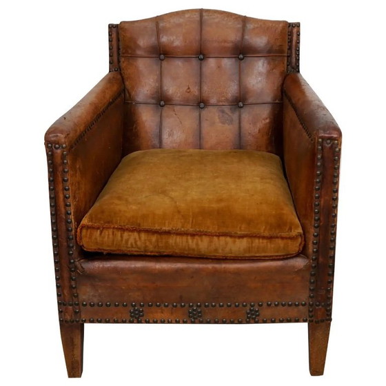 Image 1 of Antieke Franse cognackleurige leren clubfauteuil met knooprug