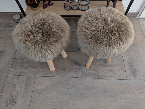 Sgabello con pelliccia di pecora – Sgabelli, Wood, Wool (photo 4 of 5)