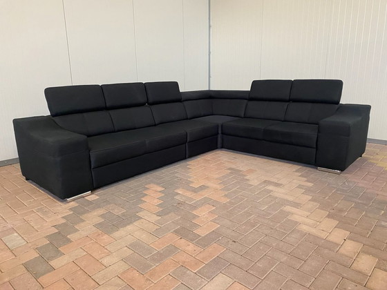 Image 1 of Moderne zwarte stoffen hoekbank