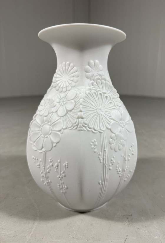 Vase en porcelaine AK Kaiser White Biscuit, années 1960 – Vintage (photo 9 of 12)