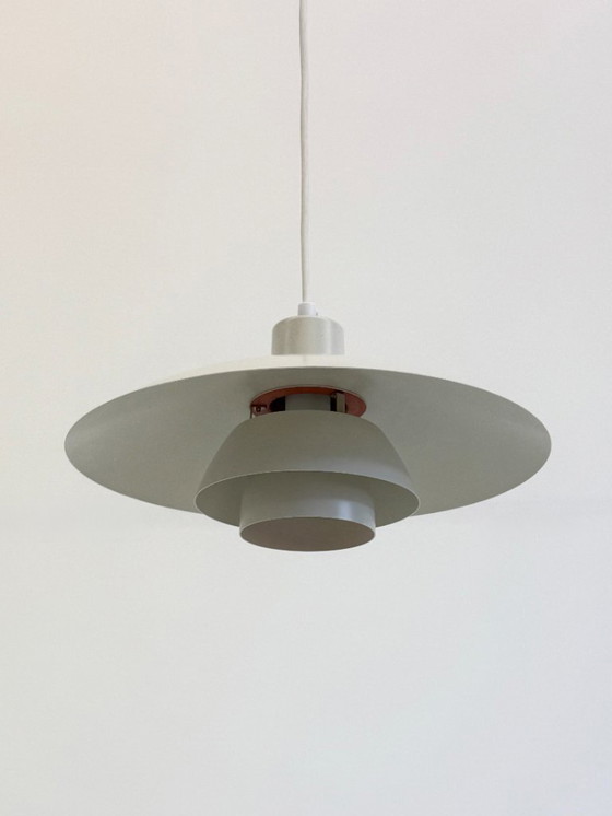 Image 1 of PH 4/3 hanglamp wit met oranje accenten van Poul Henningsen voor Louis Poulsen