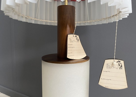 Image 1 of Lampada da terra bianca anni '60, luce nella base e nel paralume, etichetta originale ancora attaccata