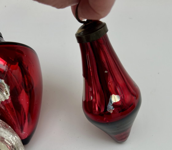 Image 1 of 1. Vintage glazen kerstballenset in rood en zilver