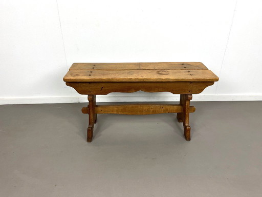 Pequeño banco francés de roble macizo, de la década de 1960.
